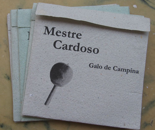 Capa do álbum Galo de Campina, feito de papel reciclado