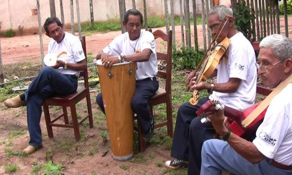 Quarteto Nossas Lembranças, com violino, atabaque, banjo e percussão, em Santarém, Pará.