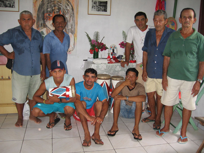 Membros da Comissão da Marujada de Bragança, em pose para foto