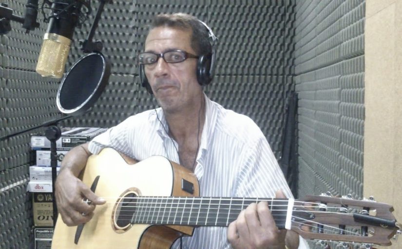 Zezinho Vianna, compositor de Cachoeira do Arari, com violão