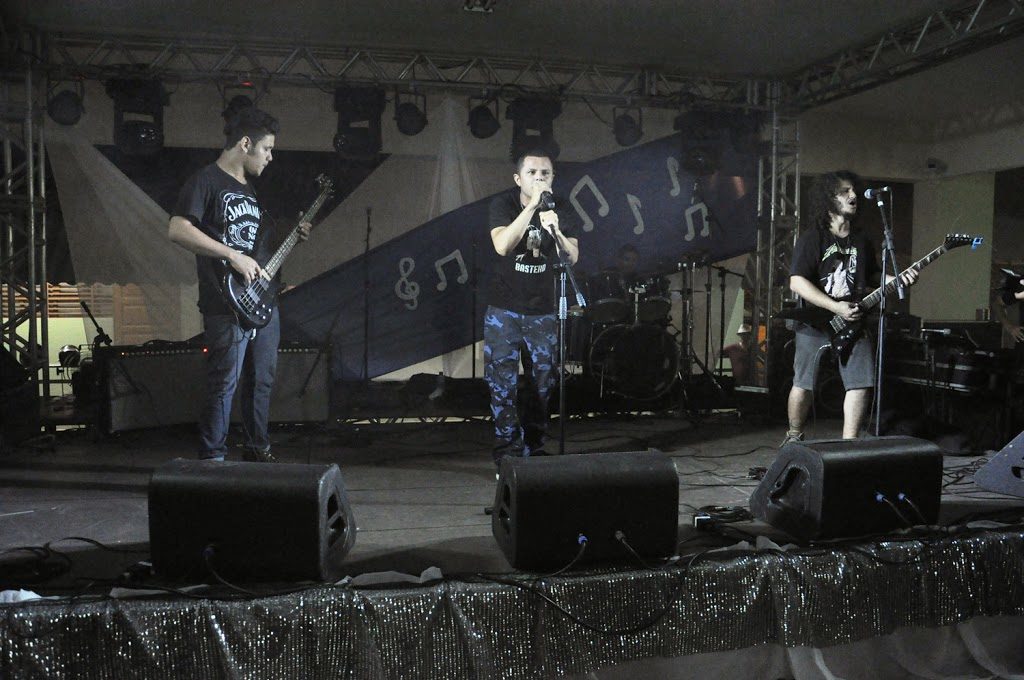 Apresentação da banda Iron Jaraki no palco do I Festival da Ufopa