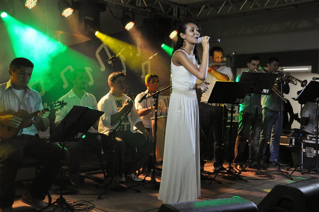 Apresentação da banda Receita de Samba no palco do I Festival da Ufopa