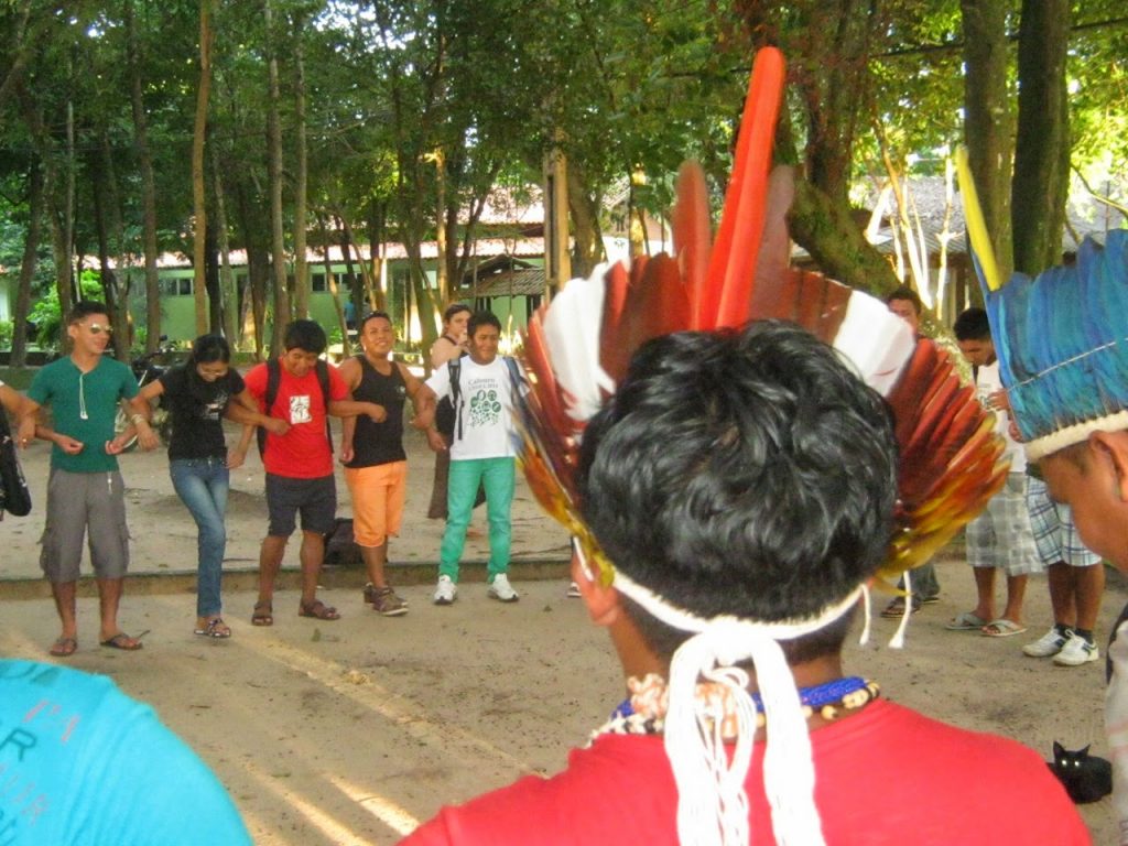 Roda com indígenas durante ritual de recepção na Ufopa.
