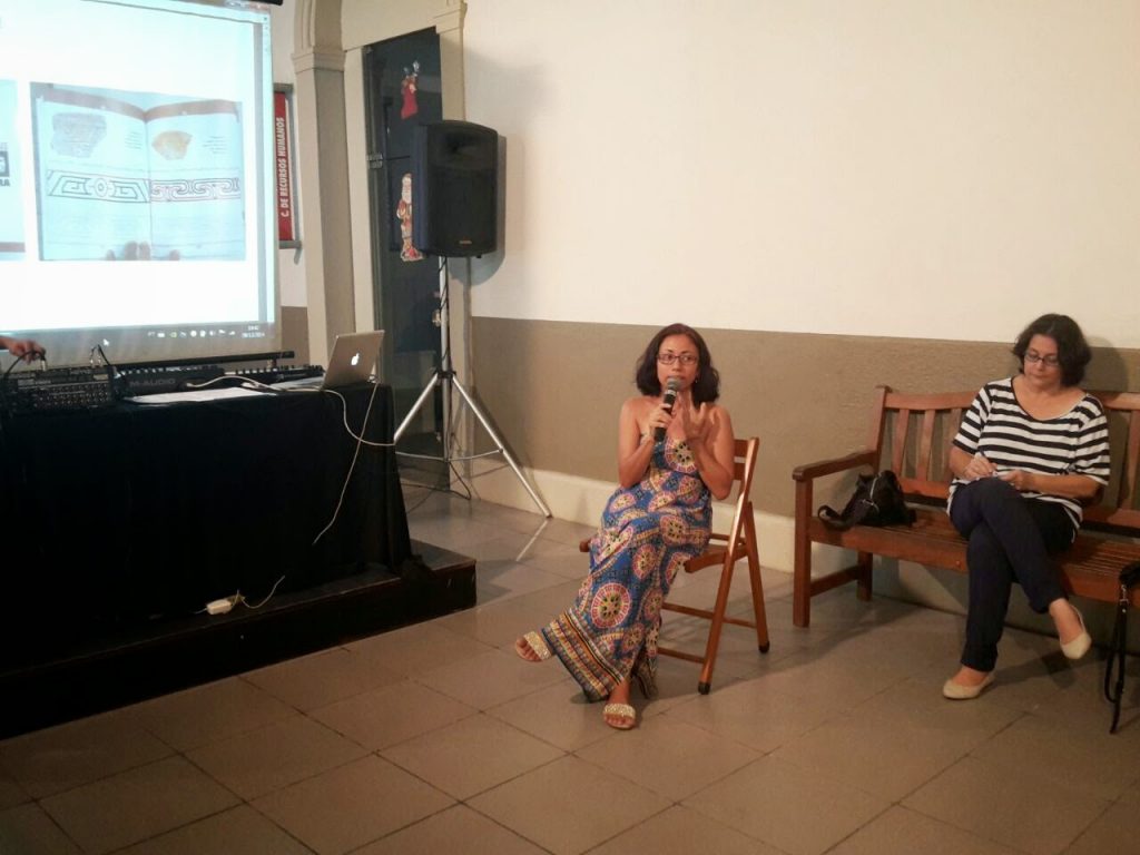 Luciana Leal palestrando sobre o projeto Design de Superfície na Amazônia