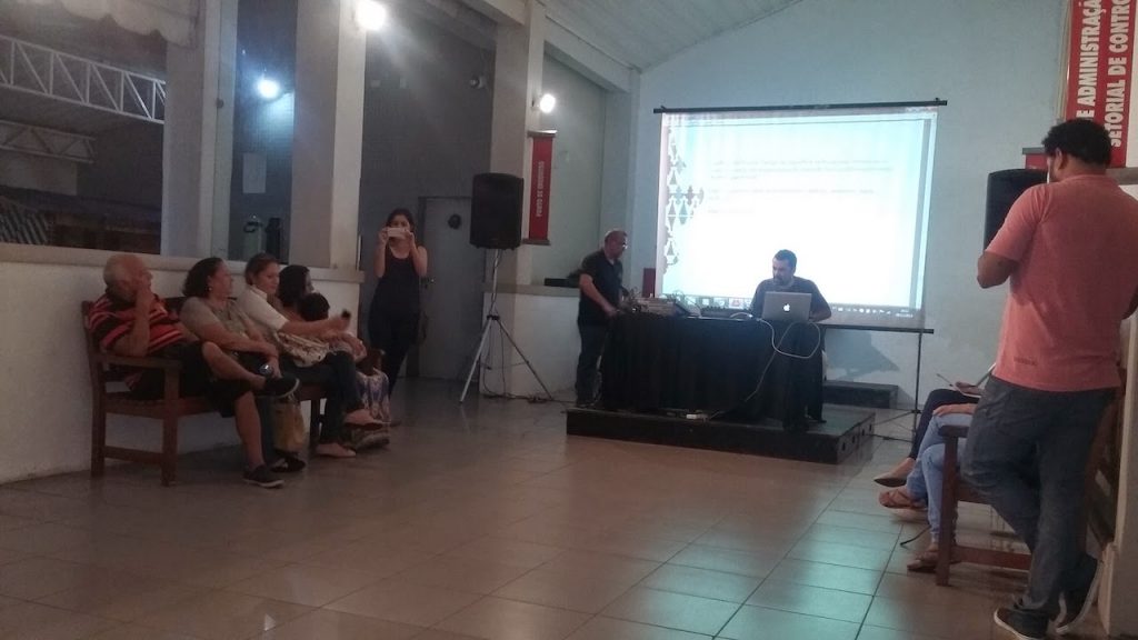 Apresentação de música eletrônica experimental.