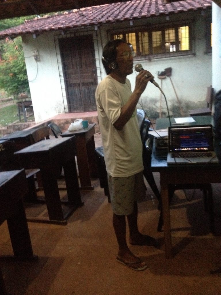Miguel Baniwa gravando a voz, no Centro Indígena Maíra, para o álbum Nheengatu (Canções na Língua Geral Amazônica).