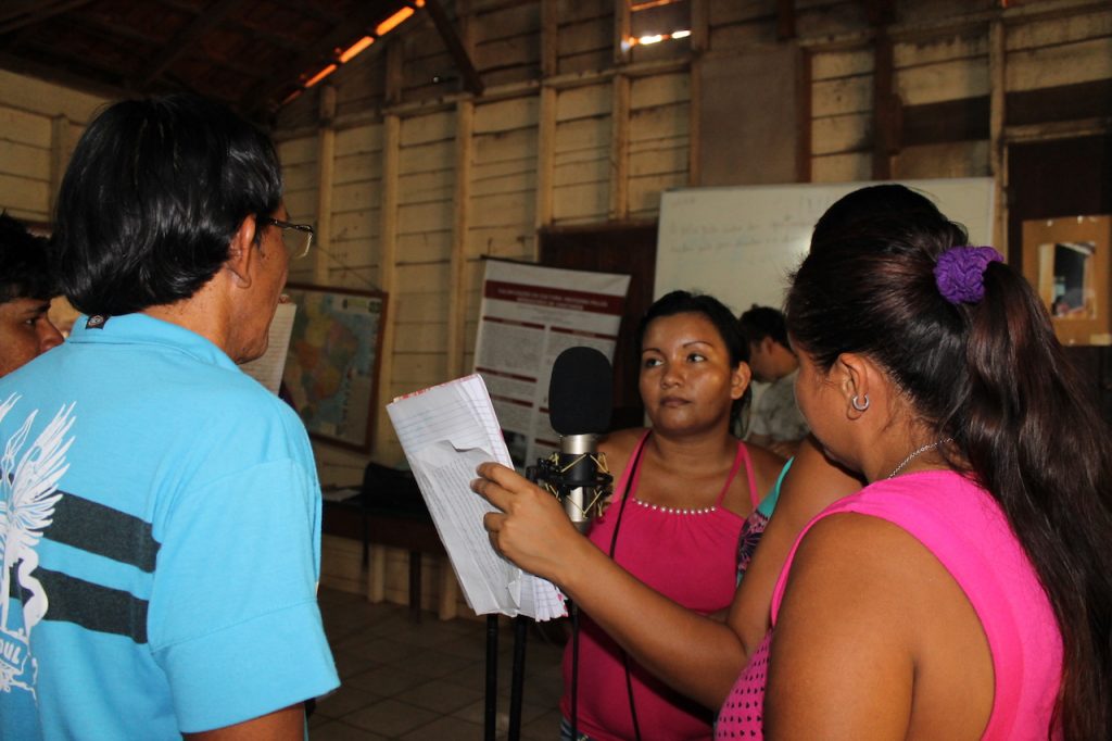 Coro gravando para o álbum Nheengatu (Canções na Língua Geral Amazônica), no Centro Indígena Maíra, em Santarém.