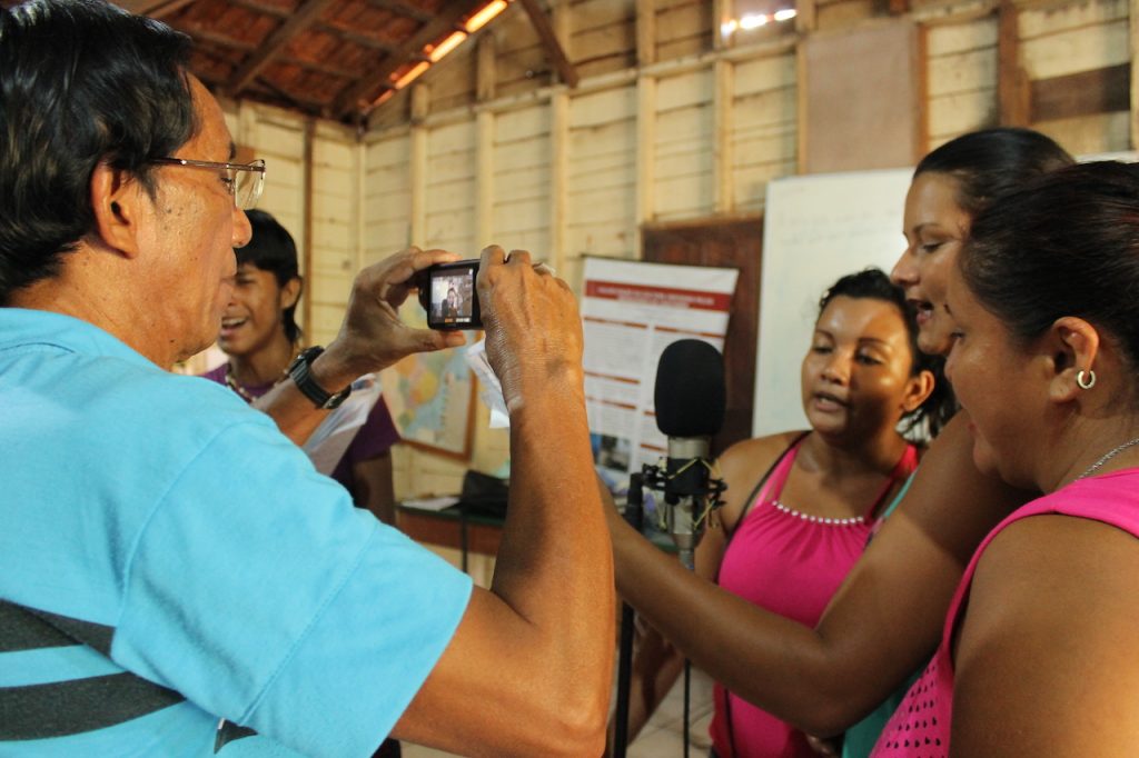 Coro gravando para o álbum Nheengatu (Canções na Língua Geral Amazônica), no Centro Indígena Maíra, em Santarém.