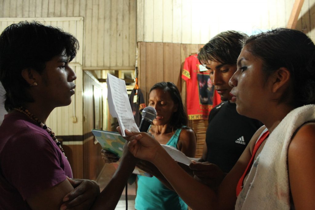 Coro gravando para o álbum Nheengatu (Canções na Língua Geral Amazônica), no Centro Indígena Maíra, em Santarém.
