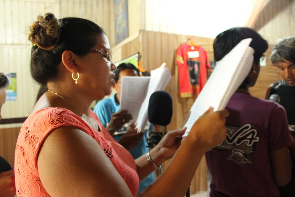 Coro gravando para o álbum Nheengatu (Canções na Língua Geral Amazônica), no Centro Indígena Maíra, em Santarém.