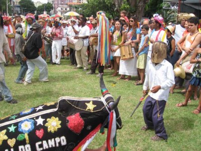 Boi-bumbá de Ourém se apresentando em praça em Belém do Pará