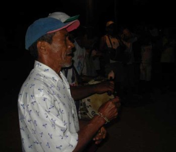 Mestre Faustino cantando em ensaio de boi bumbá, em Ourém, Pará.