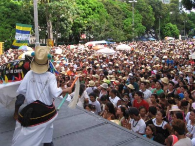 Público do Arraial do Pavulagem na Praça da República