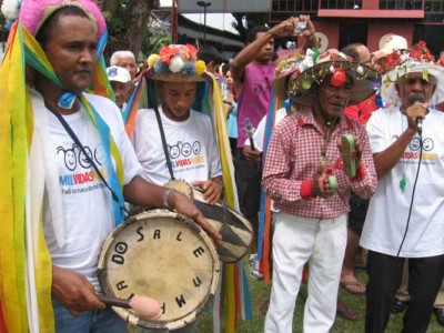 Mestre Tuíte e tocadores do boi-bumbá cantando na praça em Belém do Pará