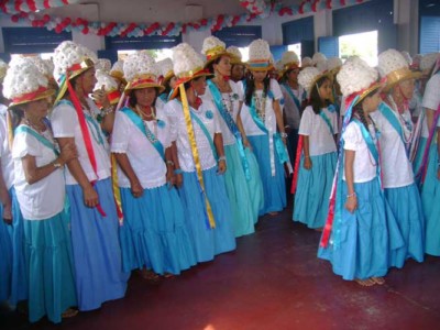 Marujas dançando no barracão da Marujada de Bragança