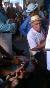 Seu Pedro tocando banjo na Marujada de Bragança