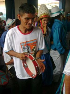 Manel tocando pandeiro na Marujada de Bragança