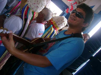 Júnior Soares tocando violão na Marujada de Bragança
