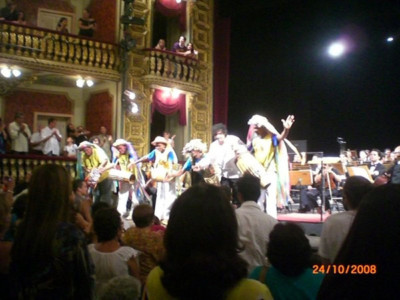 Mestre Cardoso e boi-bumbá Ouro Fino no palco do Theatro da Paz