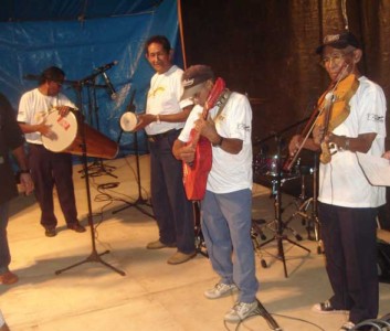 Grupo Nossas Lembranças tocando no palco da Feira Cultura Digital dos Bairros, em Santarém