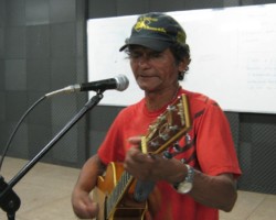 Juvenal Imbiriba gravando com o violão