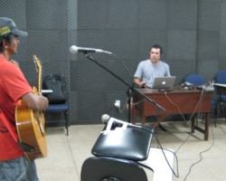Juvenal Imbiriba no estúdio de gravação