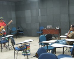 Apresentação de violonista em sala de aula