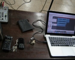 Macbook em estúdio de gravação caseiro