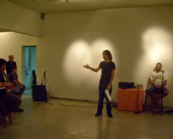 Renato Torres apresentando a performance Atrito II