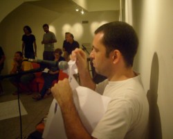 Fábio Cavalcante na performance Atrito II, na Galeria Theodoro Braga, em Belém.