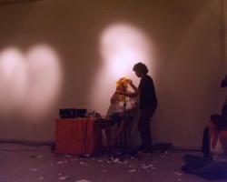 Imagen da performance Atrito II, na Galeria Theodoro Braga, em Belém, em 2008.