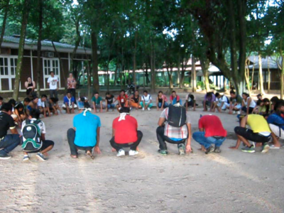 Roda com indígenas durante ritual de recepção na Ufopa.