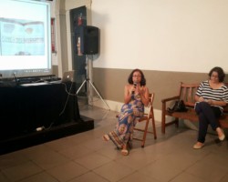 Luciana Leal palestrando sobre o projeto Design de Superfície na Amazônia
