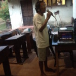 Miguel Baniwa gravando a voz, no Centro Indígena Maíra, para o álbum Nheengatu (Canções na Língua Geral Amazônica).