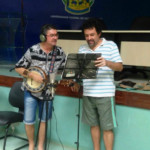 Paulinho Barreto no banjo, e Fábio Cavalcante, ensaiando a música antes da gravação.