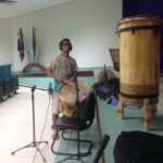 Eversón César gravando tambor para o álbum Nheengatu (Canções na Língua Geral Amazônica), no auditório da Ufopa.