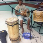 Eversón César gravando onça para o álbum Nheengatu (Canções na Língua Geral Amazônica), no auditório da Ufopa.
