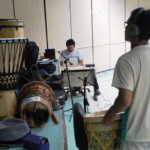 Eversón César gravando percussão para o álbum Nheengatu (Canções na Língua Geral Amazônica), no auditório da Ufopa.