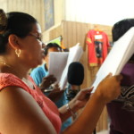 Coro gravando para o álbum Nheengatu (Canções na Língua Geral Amazônica), no Centro Indígena Maíra, em Santarém.